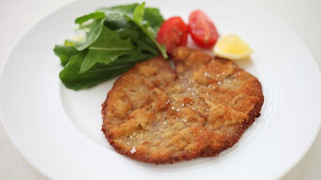 JUTURNA - 料理写真:シャロレー種仔牛のミラノ風カツレツ ルッコラと紀州のミニトマトのサラダ   