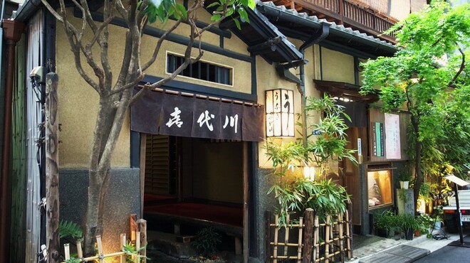 喜代川 - 外観写真:ビルとビルの間に佇む日本家屋の建物