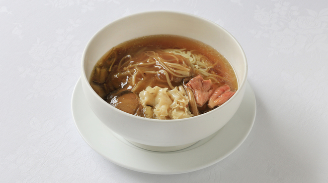重慶飯店 名古屋店 - 料理写真:旬のキノコ入りフカヒレ麺