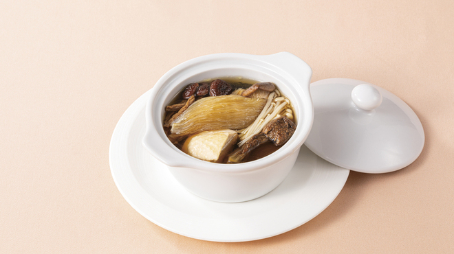 重慶飯店 名古屋店 - 料理写真:名古屋コーチンとフカヒレ入りキノコの蒸しスープ