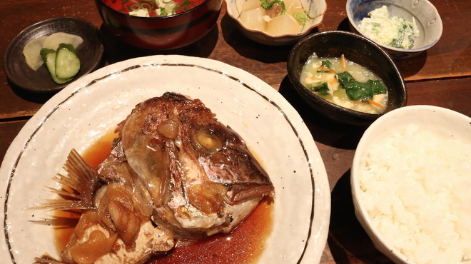 うまうま - 料理写真:ランチタイムの鯛の荒煮ランチ（小鉢3品付）ご飯は玄米もご用意　880円