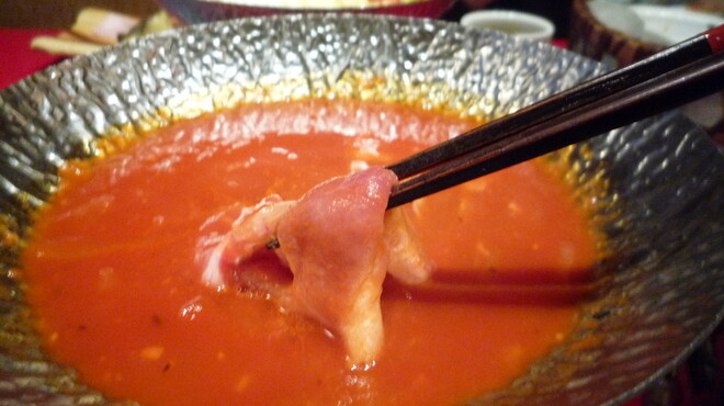 和食 ステーキ よひら - 料理写真:トマトベースの出汁でしゃぶしゃぶ♪