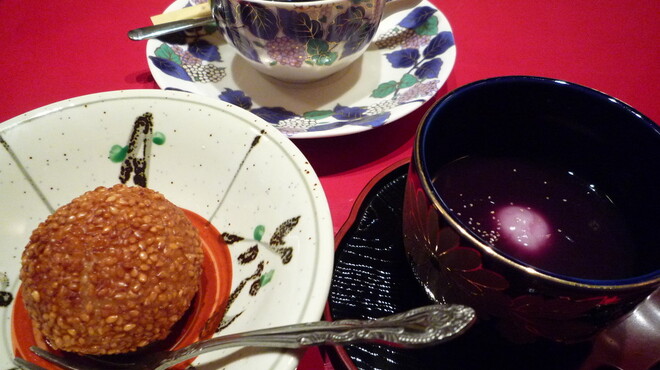 和食 ステーキ よひら - 料理写真:黒胡麻の揚げ団子と、紫芋のお汁粉☆