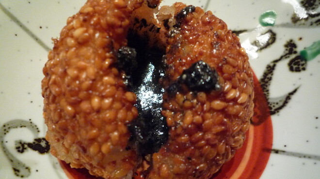 和食 ステーキ よひら - 料理写真:揚げ団子を割ると、中には黒胡麻のあんがたっぷり♪