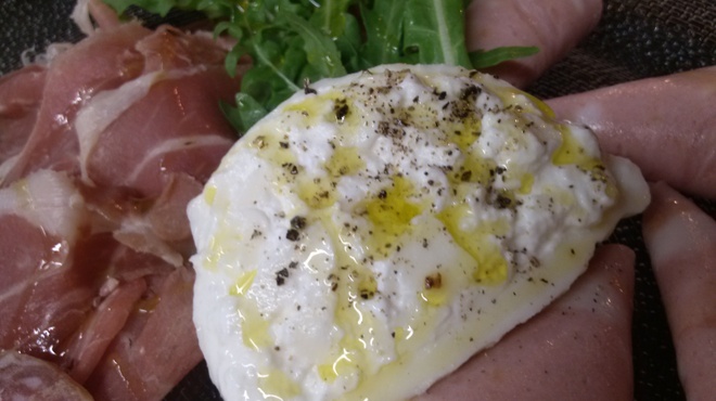 タンタ ローバ - 料理写真:水牛のモッツァレラチーズと生クリームで作るイタリアの「ブッラータ」