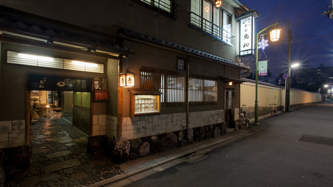 本家鳥初 - 外観写真:店舗前写真です。