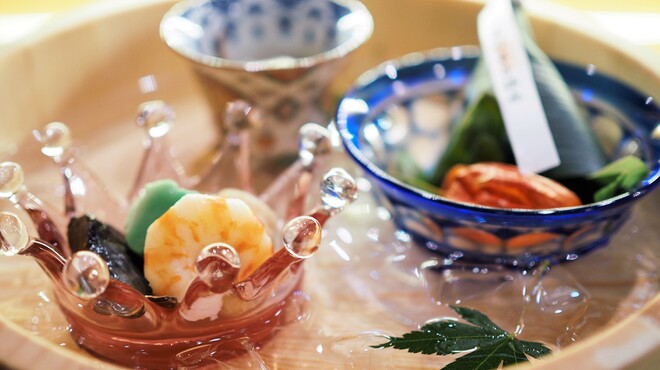 日本橋笈川 - 料理写真:氷水を張った盥に器を入れた前菜