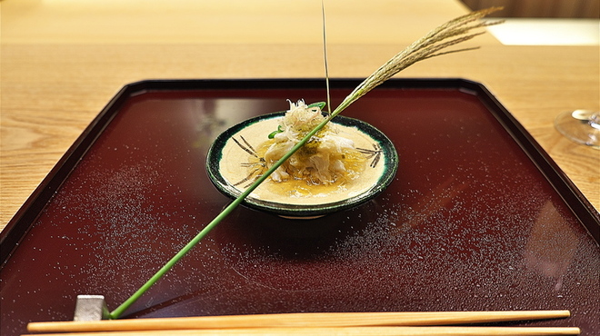 天神橋 青木 - 料理写真:渡り蟹と白ずいきみょうが、おくら。ジュレをかけてすすきの穂をあしらって秋らしく。