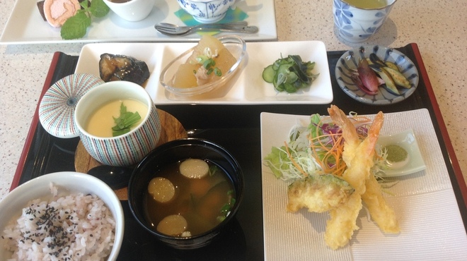 Dainingu Ando Gyarari Taira Tei - 料理写真:味彩ランチ（えび天）