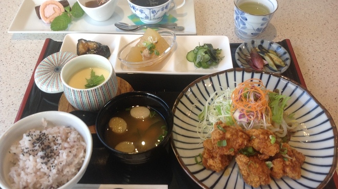 Dainingu Ando Gyarari Taira Tei - 料理写真:味彩ランチ（からあげ）