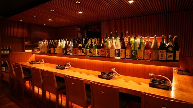博多もつ鍋 山笠 - 内観写真:カウンター席には、名酒、人気酒、梅酒がずらり。