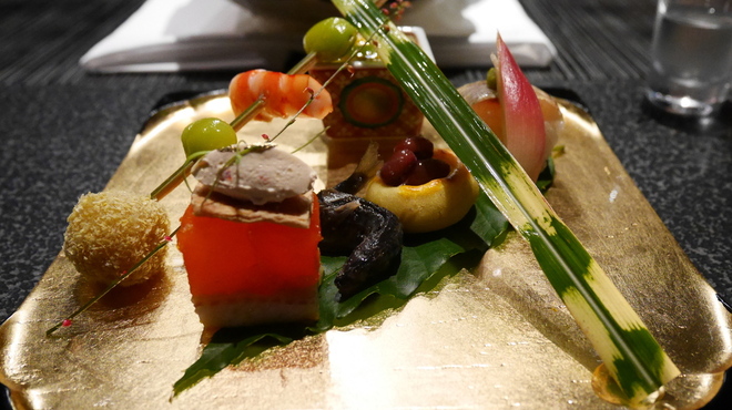 星のや 京都 ダイニング - 料理写真:八寸（菱蟹と大和真菜、三色串、焼き栗、鰻の燻製博多、焼鰤寿司、子持ち鮎南蛮煮）