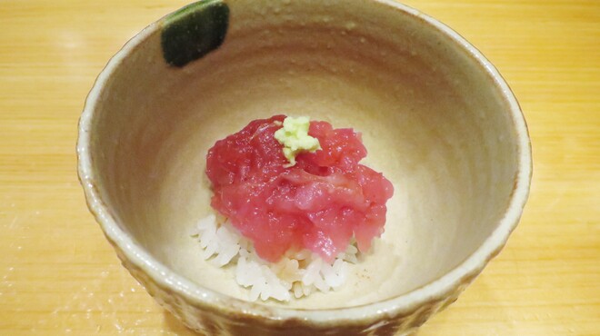 尾崎幸隆 - 料理写真:鳥取県本鮪、脳天と背トロの間のトッサキの小丼
  