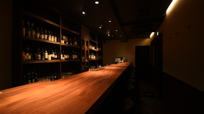 Bar OBA - 内観写真:温かみのあるカウンターです