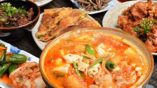 韓国家庭料理 青山 - 料理写真:アツアツのチゲ付飲み放題コースをご用意♪