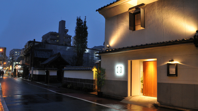 炭火焼肉　にくたらし　熊本上乃裏店 - 外観写真:雨の日の上乃裏通り