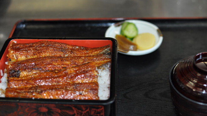 Unakichi - 料理写真:うな重(松)です。皮はパリパリ、中はジューシーに焼き上げます。