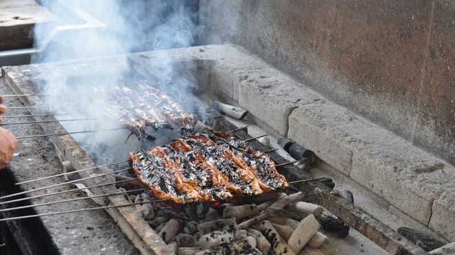 うな吉 - 料理写真:秘伝のタレに2回、3回と漬け込みながらじっくり丁寧に焼き上げていきます。