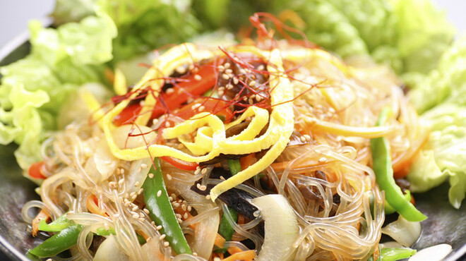 Mai U Koria - 料理写真:「チャプチェ」サツマイモから作った唐麺（タンミョン）を野菜とお肉で炒めた韓国定番料理