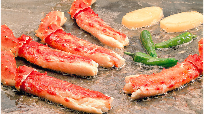 蟹遊亭 - 料理写真:本タラバ蟹を目の前の鉄板で焼き上げます。