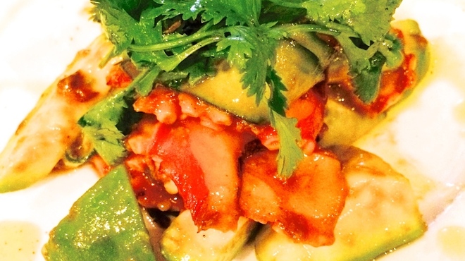 ヌメロ サンク - 料理写真:アボカドとタコ、パクチーのサラダ