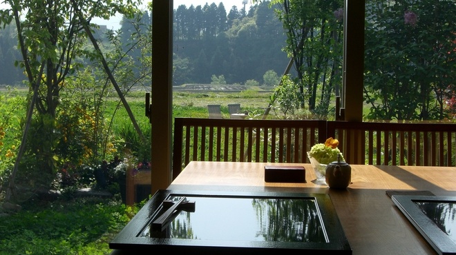 薪の音 - 内観写真:里山の風景を眺めながらの本格フレンチをお楽しみください