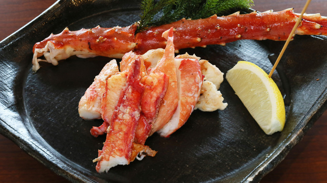 横浜瀬里奈 ステーキドーム - 料理写真:たらば蟹の鉄板焼ステーキ　盛り付け