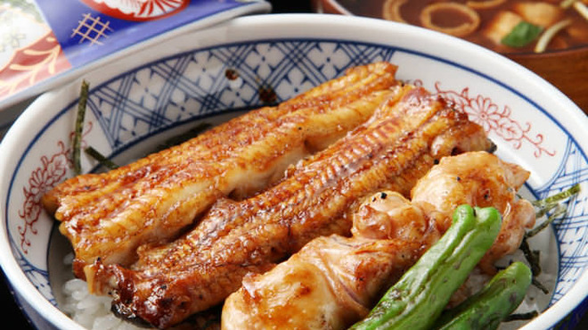 丸文 - 料理写真:鰻鶏丼（美人菜お浸し、味噌汁、御新香）