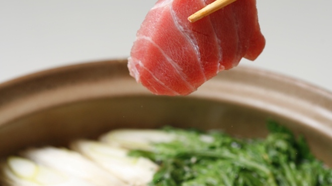 よし梅 - 料理写真:江戸名物ねぎま鍋。香り豊かなかつおだしとマグロが美味