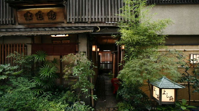 よし梅 - 外観写真:人形町駅から徒歩１分ですが、観音様脇の細い路地は静かで隠れ家のよう