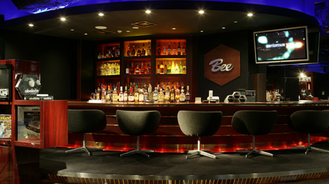 ダイニングダーツバーBee - 内観写真:広々としたカウンターで、ゆったりとお酒が楽しめます