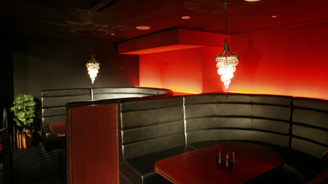 ダイニングダーツバーBee - 内観写真:接待にも使える豪華なVIP席