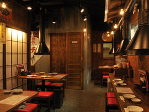 Ganso Horumon Sakaba - 内観写真:昭和の雰囲気漂う店内