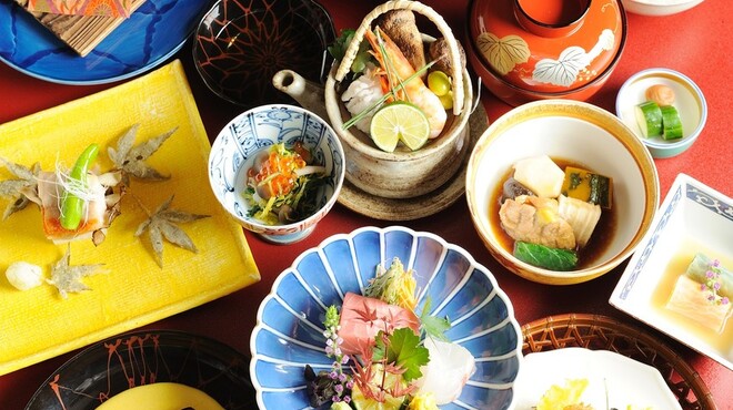 神楽坂 割烹 加賀 個室と会席接待の宴会処 - 料理写真:月替わりの加賀会席コース　旬の素材、香り豊かな会席コースです。