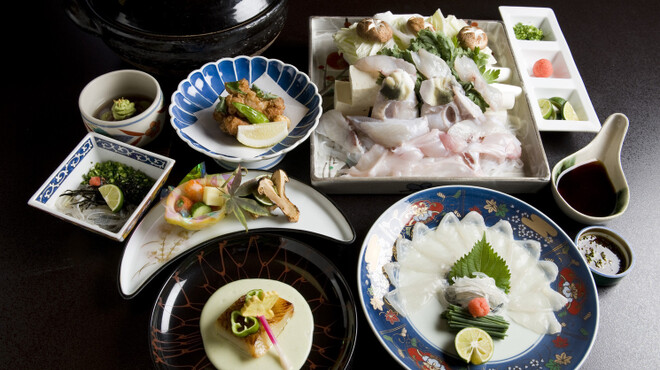 神楽坂 割烹 加賀 個室と会席接待の宴会処 - 料理写真:とらふくのコースは、贅沢の極みです