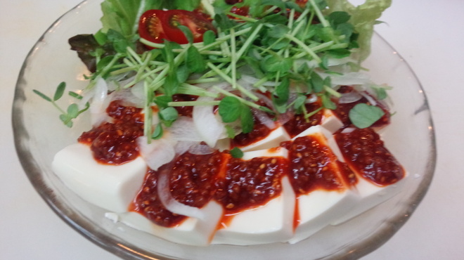 花天 - 料理写真:豆腐と豆苗の辛みそサラダ