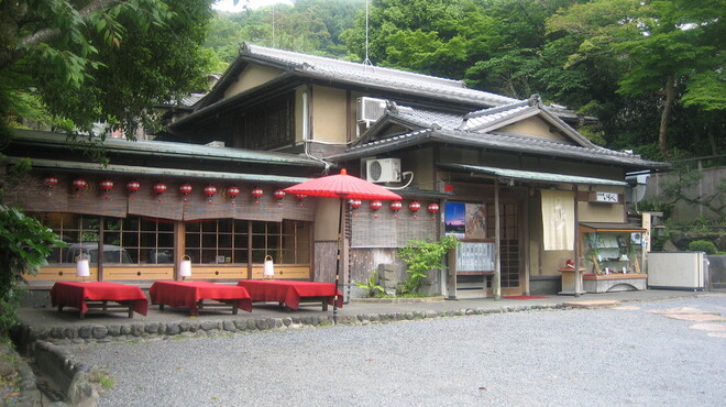 いそべ 本店 - 外観写真:店舗外観・お車はお店の前に停められます