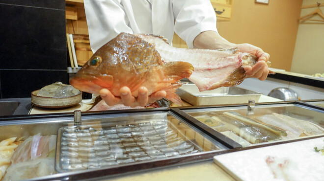 鮨 村上二郎 - 料理写真:同じく見せてくれます。