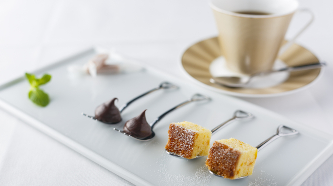 イタリア料理サルーチェ - 料理写真:食後のお飲み物ははお茶菓子とごゆっくり