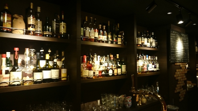 BAR LEON - 内観写真:300種類以上のウィスキー、カルバドス