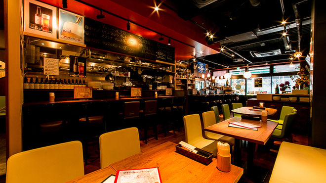 酒屋ばる Tocci - 内観写真:ベンチシートでゆっくり過ごせるローテーブル席