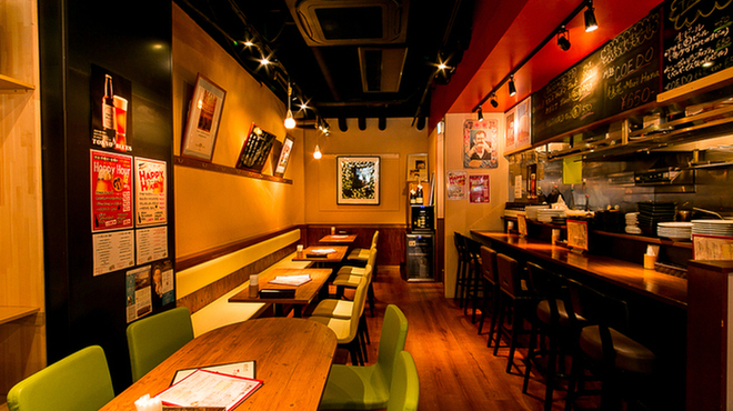 酒屋ばる Tocci - 内観写真:5，6人で囲める大きなテーブルで賑やかに！