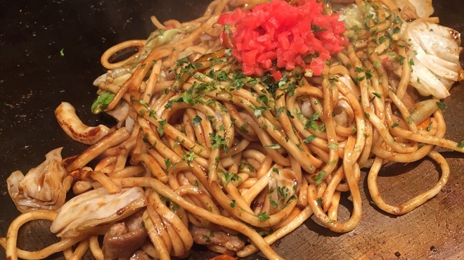 Yotsuya Tsunagu - 料理写真:大阪直送太麺にオリジナルソースの絡んだソース焼きそば