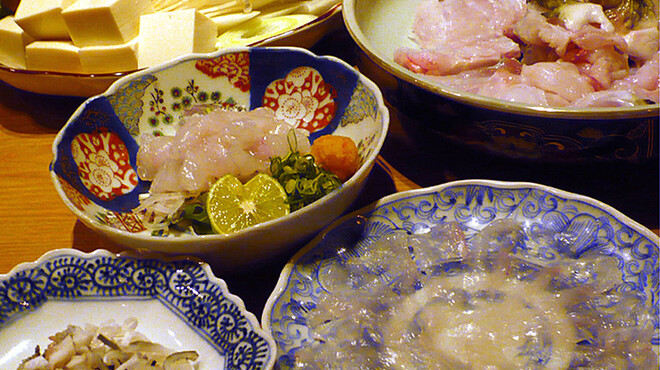 祇おん 江口 - 料理写真:河豚鍋コース　　てっぴ　　てっさ　　てっちり　　雑炊　　果物 こちらのコース以外にも、焼きふぐ、から揚げ、白子焼きなどもお付けすることができます