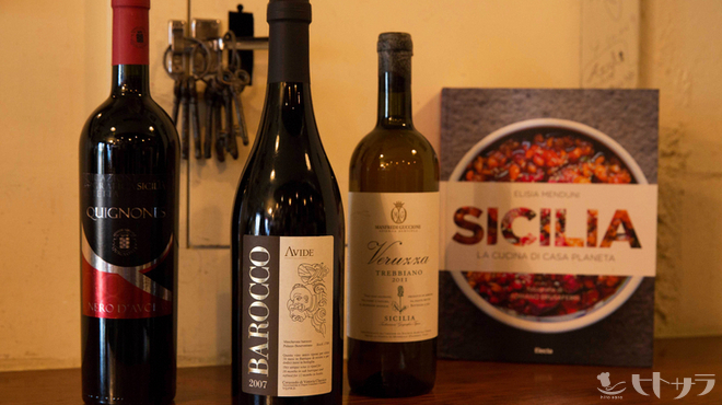 ロッツォシチリア - ドリンク写真:シチリアワインの品ぞろえは圧巻です