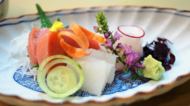 むとう - 料理写真:お造り　　鮪　鯛　白いか
  