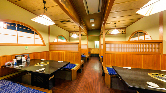 YAKINIKU竜ヶ丘 - 内観写真:半個室や仕切り席でゆっくりとお食事