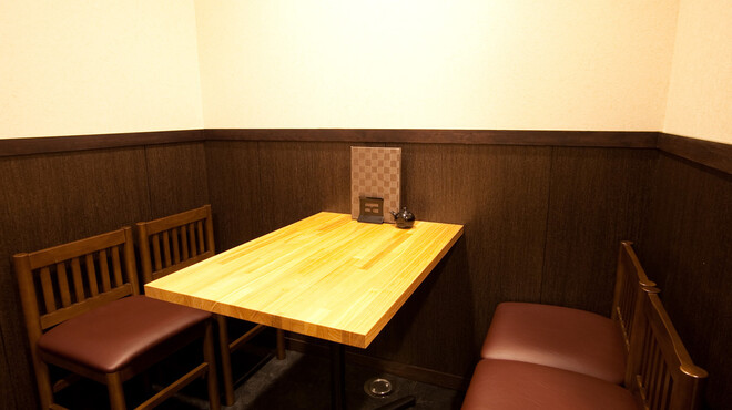 年輪 - 内観写真:一階奥には、テーブル席があります。6名様以上貸切できます。