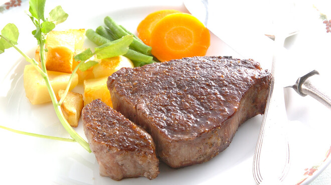 伊藤グリル - 料理写真:お客様の目の前で仕上げる炭火焼きステーキは人気№1☆最高のお肉をご用意いたします！