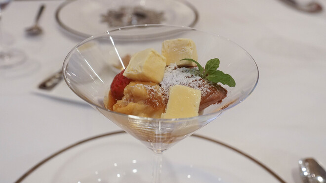 レストラン　シュバル ブラン - 料理写真:チョコレートのムース、オレンジのアイスクリーム